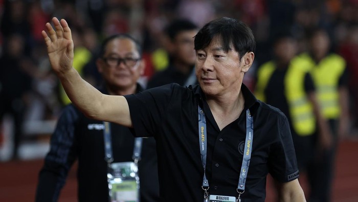 Shin Tae-yong masih bingung namanya diteriakkan oleh pendukung Indonesia di stadion. (Foto: Getty Images/Robertus Pudyanto)